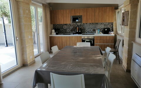 Villa Adriatica Near Ostuni Puglia: Table, Propriété, Meubles, Chaise, Cabinetry, Bois, Design Intérieur, Sol, Sol, Rideau