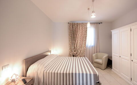 Villa Adriatica Near Ostuni Puglia: Meubles, Bâtiment, Confort, Bois, Design Intérieur, Éclairage, Lit, Ombre, Maison