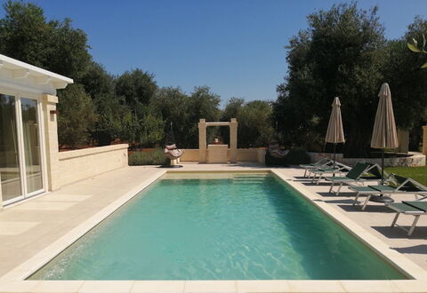 Villa Adriatica Near Ostuni Puglia: L'Eau, Ciel, Piscine, Plante, Ombre, Arbre, Chaise, Loisir, Herbe, Composite