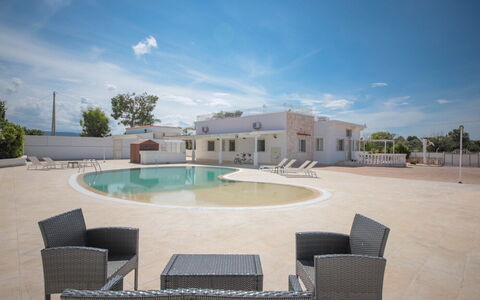 Villa Azzurra Seaview In Monopoli, Puglia: L'Eau, Ciel, Nuage, Propriété, Bâtiment, Piscine, Ombre, Arbre, Mobilier De Jardin, Loisir