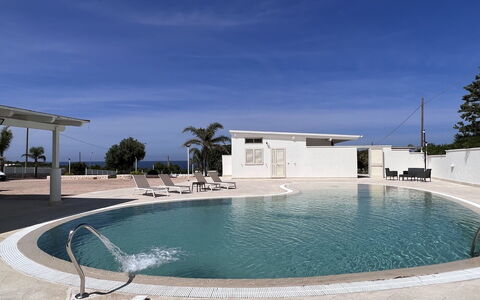 Villa Azzurra Seaview In Monopoli, Puglia: L'Eau, Ciel, Piscine, Bâtiment, Plan D'Eau, Arbre, Loisir, Composite, Immobilier, Ville Resort
