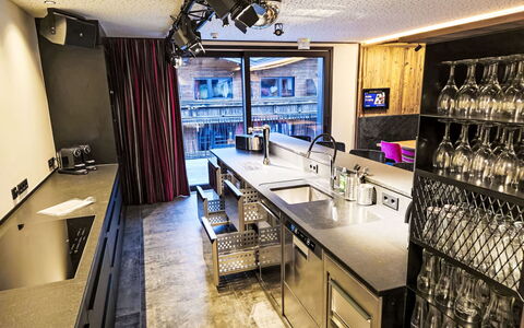 Das Rocking Home: Design Intérieur, Éclairage, Plafond, Sol, Meubles, Comptoir, Cuisine, Luminaire, Cabinetry, Chaise