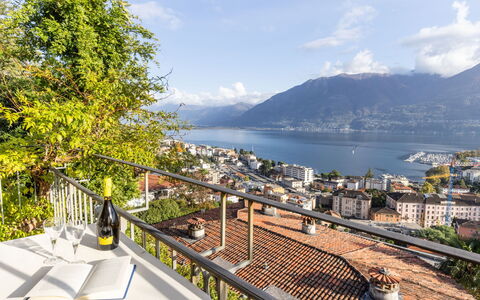 Locarno 361: Nuage, Ciel, L'Eau, Propriété, Bleu Azur, Montagne, Bâtiment, Plante, Bois, Arbre