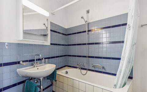 Egner- Apt.panorama: Miroir, Luminaire Plomberie, Robinet, Propriété, Baignoire, Évier, Lavabo, Bâtiment, Salle De Bains, Violet
