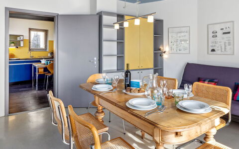 Egner- Apt.panorama: Table, Meubles, Propriété, Chaise, Vaisselle, Bois, Design Intérieur, Table Cuisine Et Salle A Manger, Canapé, Cadre