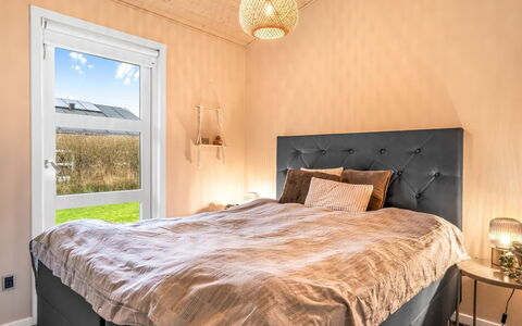 Frederikka - 1.9Km from the Sea: Chambre, Bois, Lit, Design Intérieur, Meubles, Sol, Sol, Drap De Lit, Literie, Cadre De Lit