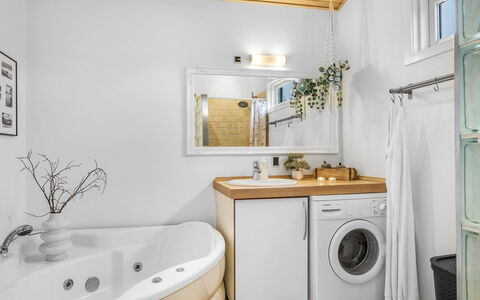 Frederikka - 1.9Km from the Sea: Salle De Bains, Design Intérieur, Luminaire Plomberie, Sol, Sol, Évier, Robinet, Plafond, Lavabo, Armoire De Toilette