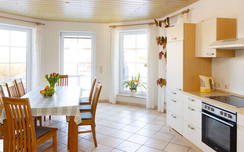 Marei: Meubles, Design Intérieur, Sol, Sol, Bois, Table, Plafond, Chaise, Table Cuisine Et Salle A Manger, Salle À Manger