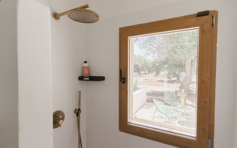 Villa Jolie: Mur, Bois, Pièce, Verre, Tache De Bois, Plafond, Dur, Moulage, Miroir, Daylighting