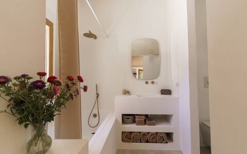 Villa Jolie: Salle De Bains, Mur, Design Intérieur, Sol, Luminaire Plomberie, Sol, Lavabo, Bois, Domicile, Éclairage