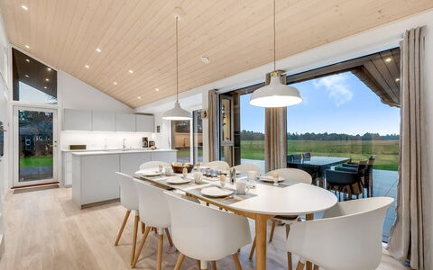 Corina - 850M to the Fjord: Bois, Plafond, Dur, Parquet, Table Cuisine Et Salle A Manger, Luminaire, Planche, Salon, Lustre