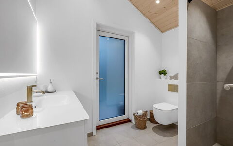 Corina - 850M to the Fjord: Sol, Sol, Bois, Luminaire Plomberie, Design Intérieur, Plafond, Salle De Bains, Évier, Robinet, Domicile
