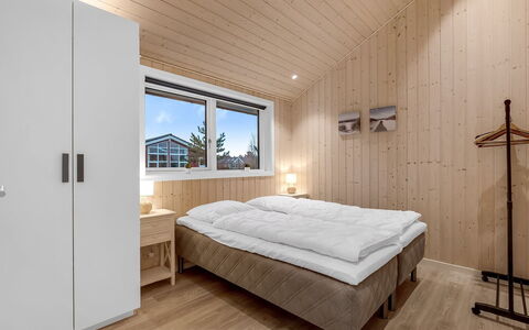 Corina - 850M to the Fjord: Bois, Chambre, Lit, Domicile, Plafond, Cadre De Lit, Literie, Gelé, Drap De Lit, Neige