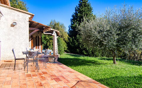 Villa Camille: Ciel, Plante, La Nature, Bâtiment, Paysage Naturel, Arbre, Lot Terre, Surface De La Route, Herbe, Bois