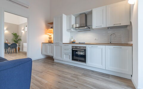 Sospiri Sul Mare: Cabinetry, Comptoir, Propriété, Meubles, Bâtiment, Cuisine, Bois, Plante D'Appartement, Cuisinière, Plante