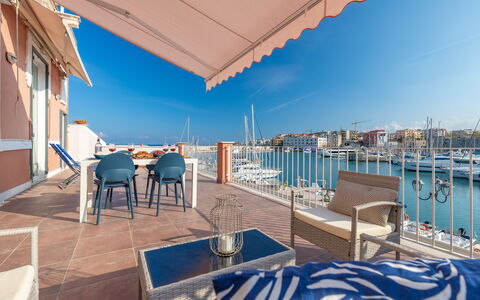 Sospiri Sul Mare: Ciel, L'Eau, Propriété, Bâtiment, Bleu, Bleu Azur, Ombre, Mobilier De Jardin, Table, Piscine