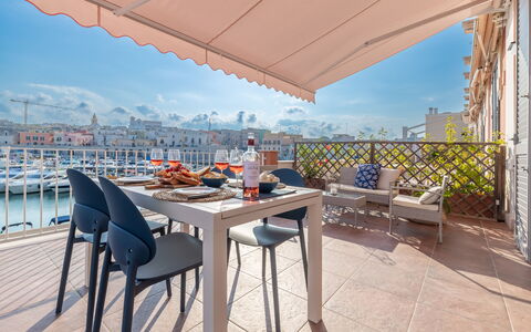 Sospiri Sul Mare: Ciel, Table, Propriété, Meubles, Bâtiment, Chaise, Nuage, Ombre, Bleu Azur, L'Eau