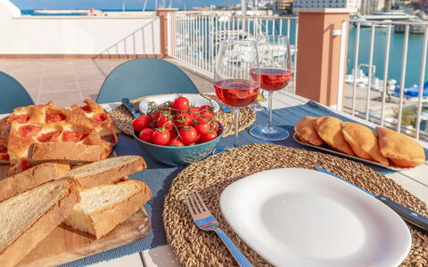Sospiri Sul Mare: Aliments, Vaisselle, Vaisselle, Table, Assiette, Serveware, Ingrédient, Nappe De Table, Cuisine