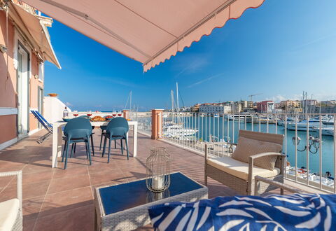 Sospiri Sul Mare: Ciel, L'Eau, Propriété, Bâtiment, Bleu, Bleu Azur, Ombre, Mobilier De Jardin, Table, Piscine