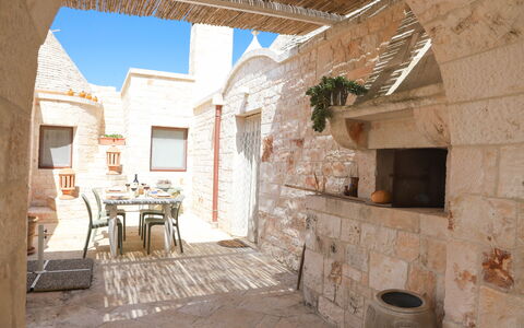 Country Trullo Rosso With Jacuzzi Alberobello: Fenêtre, Bâtiment, Ciel, Table, Plante, Brique, Design Intérieur, Chaise, Brickwork, Bois
