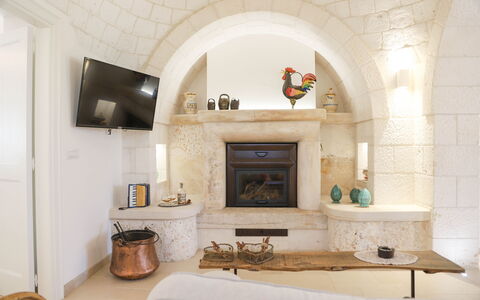 Country Trullo Rosso With Jacuzzi Alberobello: Propriété, Bâtiment, Design Intérieur, Bois, Table, Salon, Sol, Sol, Foyer, Canapé