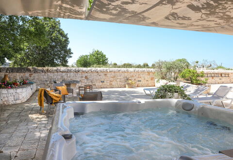 Country Trullo Rosso With Jacuzzi Alberobello: L'Eau, Propriété, Ciel, Plante, Piscine, Baignoire, Arbre, Composite, Ombre, Loisir