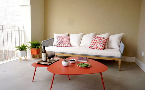 Apartments In Villa Selva, Locorotondo, Puglia: Table, Meubles, Canapé, Plante, Confort, Bois, Rectangle, Oreiller, Design Intérieur, Salon