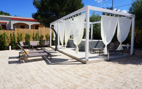Apartments In Villa Selva, Locorotondo, Puglia: Ciel, Plante, Arbre, Ombre, Façade, Immobilier, Design Urbain, Paysage, Surface De La Route, Loisir