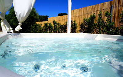 Apartments In Villa Selva, Locorotondo, Puglia: L'Eau, Jour, Bâtiment, Ciel, Lumière, Bleu, Piscine, Vert, Monde, Bleu Azur