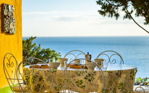 Capo Boi: Ciel, L'Eau, Propriété, Nuage, Meubles, Table, Bleu Azur, La Nature, Mobilier De Jardin, Jaune