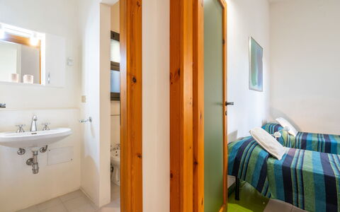 Capo Boi: Miroir, Évier, Bâtiment, Robinet, Luminaire Plomberie, Lavabo, Salle De Bains, Confort, Éclairage, Design Intérieur