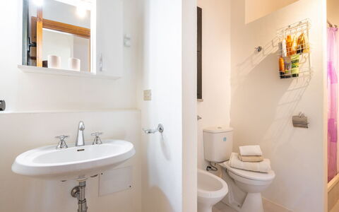 Capo Boi: Miroir, Luminaire Plomberie, Propriété, Évier, Robinet, Lavabo, Violet, Salle De Bains, Bâtiment, Design Intérieur