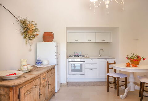 Country Trullo Verde, Wifi, Alberobello: Cabinetry, Meubles, Propriété, Comptoir, Tiroir, Orange, Design Intérieur, Bois, Évier, Bâtiment