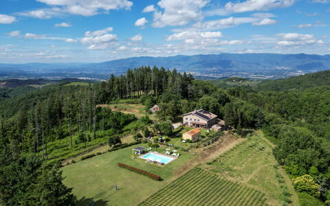 Montelucci Chianti Agrivilla: Nuage, Ciel, Plante, Montagne, Paysage Naturel, Arbre, Lot Terre, Montagnes, Bâtiment, Herbe