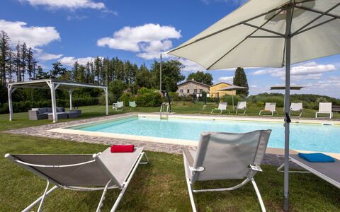 Montelucci Chianti Agrivilla: L'Eau, Nuage, Ciel, Meubles, Propriété, Piscine, Bâtiment, Ombre, Plante, Mobilier De Jardin