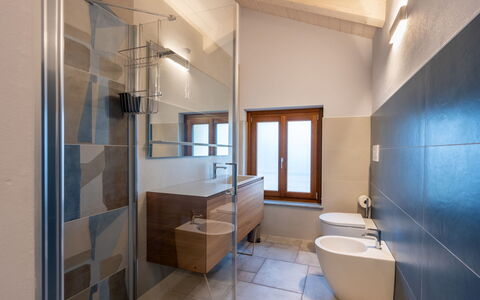 Al Torrione: Miroir, Robinet, Luminaire Plomberie, Évier, Bâtiment, Salle De Bains, Bois, Design Intérieur, Sol
