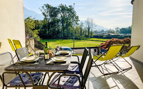 San Miro: Table, Meubles, Plante, Propriété, Bâtiment, Chaise, Ciel, Mobilier De Jardin, Ombre, Design Intérieur