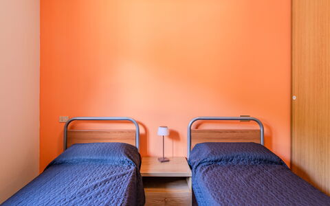 San Miro: Sol, Design Intérieur, Sol, Lit, Chambre, Plafond, Pièce, Cadre De Lit, Meubles, Drap De Lit