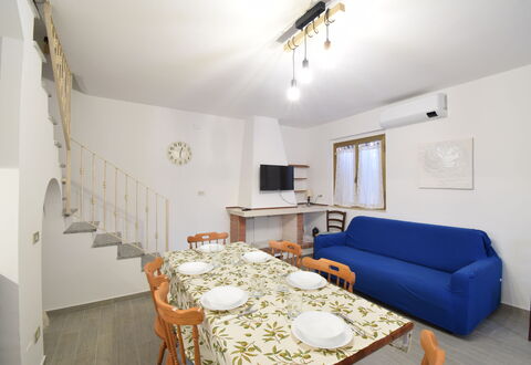 Casa Rosada With Outdoor In Budoni: Table, Propriété, Meubles, Cadre, Canapé, Bois, Design Intérieur, Chaise, Éclairage, Architecture