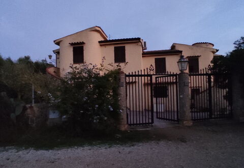 Appartamento Tavernella In Budoni: Plante, Ciel, Propriété, Bâtiment, Fenêtre, Nuage, Lot Terre, Maison, Arbre, Paysage