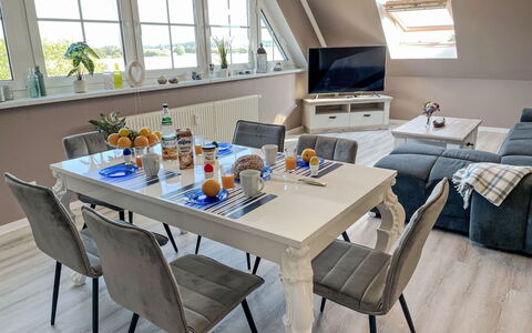 Ostseeblick: Table, Meubles, Fenêtre, Chaise, Bâtiment, Bois, Design Intérieur, Maison, Canapé, Table Cuisine Et Salle A Manger
