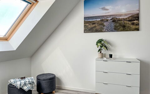 Ostseeblick: Propriété, Bâtiment, Plante, Blanc, Cabinetry, Bleu, Bois, Bleu Azur, Design Intérieur, Fenêtre