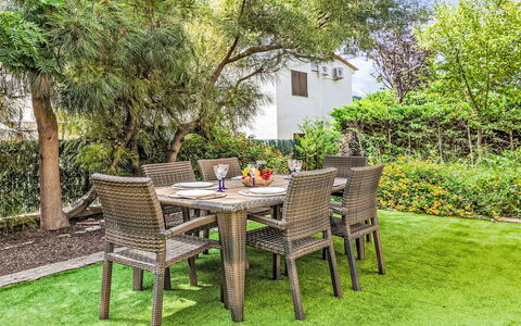 Villa Brava: Table, Plante, Meubles, Chaise, Arbre, Tableau De Plein Air, Mobilier De Jardin, Paysage Naturel, Ombre, Végétation