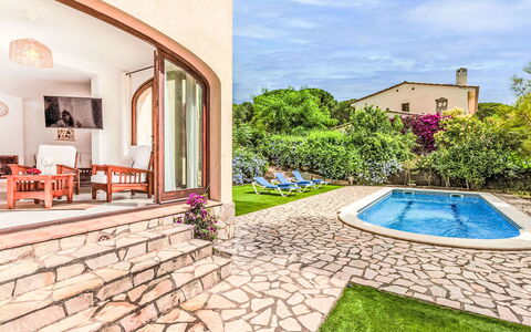 Villa Brava: Ciel, L'Eau, Plante, Propriété, Bleu Azur, Nuage, Architecture, Bâtiment, Herbe, Sol
