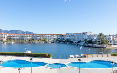 Empuriabrava 918: L'Eau, Ciel, Plante, Ressources En Eau, Bleu, Bâtiment, Piscine, Condominium, Design Urbain, Cotiers Et Relief Océaniques