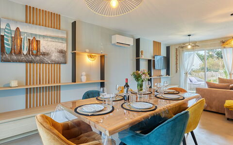 Saro: Meubles, Table, Propriété, Chaise, Bleu Azur, Cadre, Éclairage, Bois, Design Intérieur, Sol