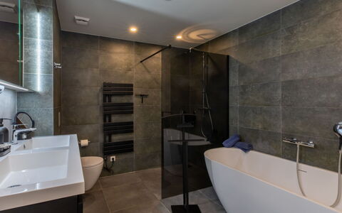 Studio by Luk: Salle De Bains, Sol, Luminaire Plomberie, Mur, Sol, Design Intérieur, Robinet, Plomberie, Évier, Éclairage
