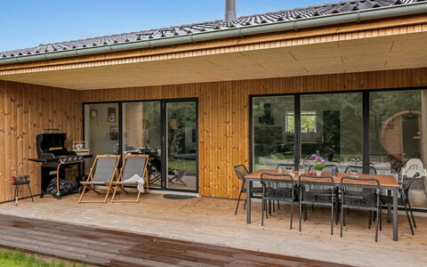 Liutulf - 350M to the Fjord: Meubles, Design Intérieur, Sol, Sol, Plafond, Pièce, Chaise, Table, Appartement, Table Cuisine Et Salle A Manger