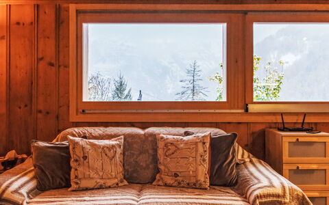 Chalet Grepon: Propriété, Meubles, Fenêtre, Plante, Bois, Bâtiment, Design Intérieur, Canapé, Rectangle, Confort