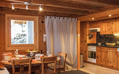 Chalet Grepon: Meubles, Propriété, Table, Cabinetry, Fenêtre, Bois, Comptoir, Bâtiment, Éclairage, Design Intérieur